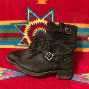 Ladies black ankle riding boots Inside Zipper like new condition Size 9